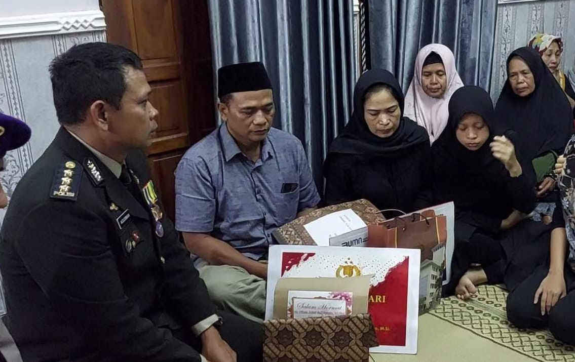 Kedatangan Jenazah Bripda Anam di Magetan Disambut Isak Tangis Keluarga