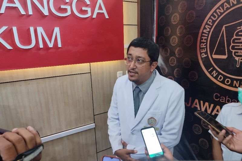 Ketua PDFI Cabang Jawa Timur dr. Nabil Bahasuan saat menjelaskan hasil autopsi terhadap dua jenazah Aremanita korban Tragedi Kanjuruhan/medcom.id