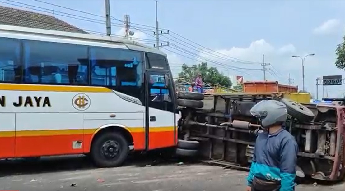 Bus Harapan Jaya menabrak truk hingga terguling di Mojokerto/metrotv