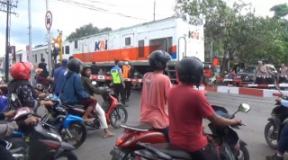 KA  Kertanegara tujuan Malang-Purwokerto tiba-tiba mogok di perlintasan jalan Ahmad Yani Timur, Tulungagung/metrotv 