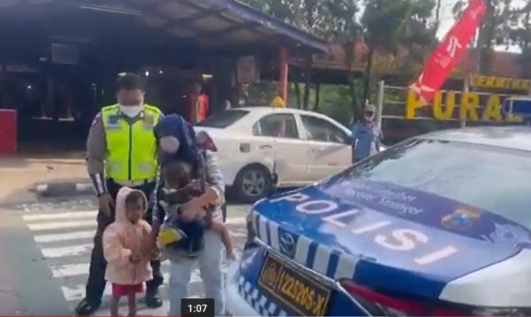 Kasihan, Ibu dan 2 Anaknya Diturunkan Paksa di Pintu Tol Surabaya-Mojokerto