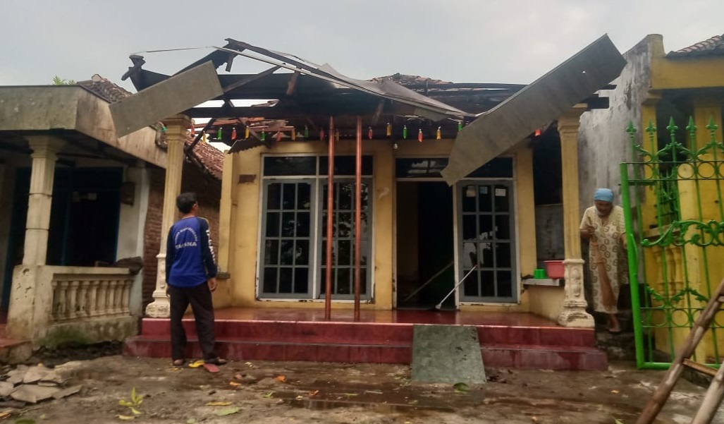 Atap rumah rusak diterjang angin kencang di Mojokerto (Foto / Istimewa)