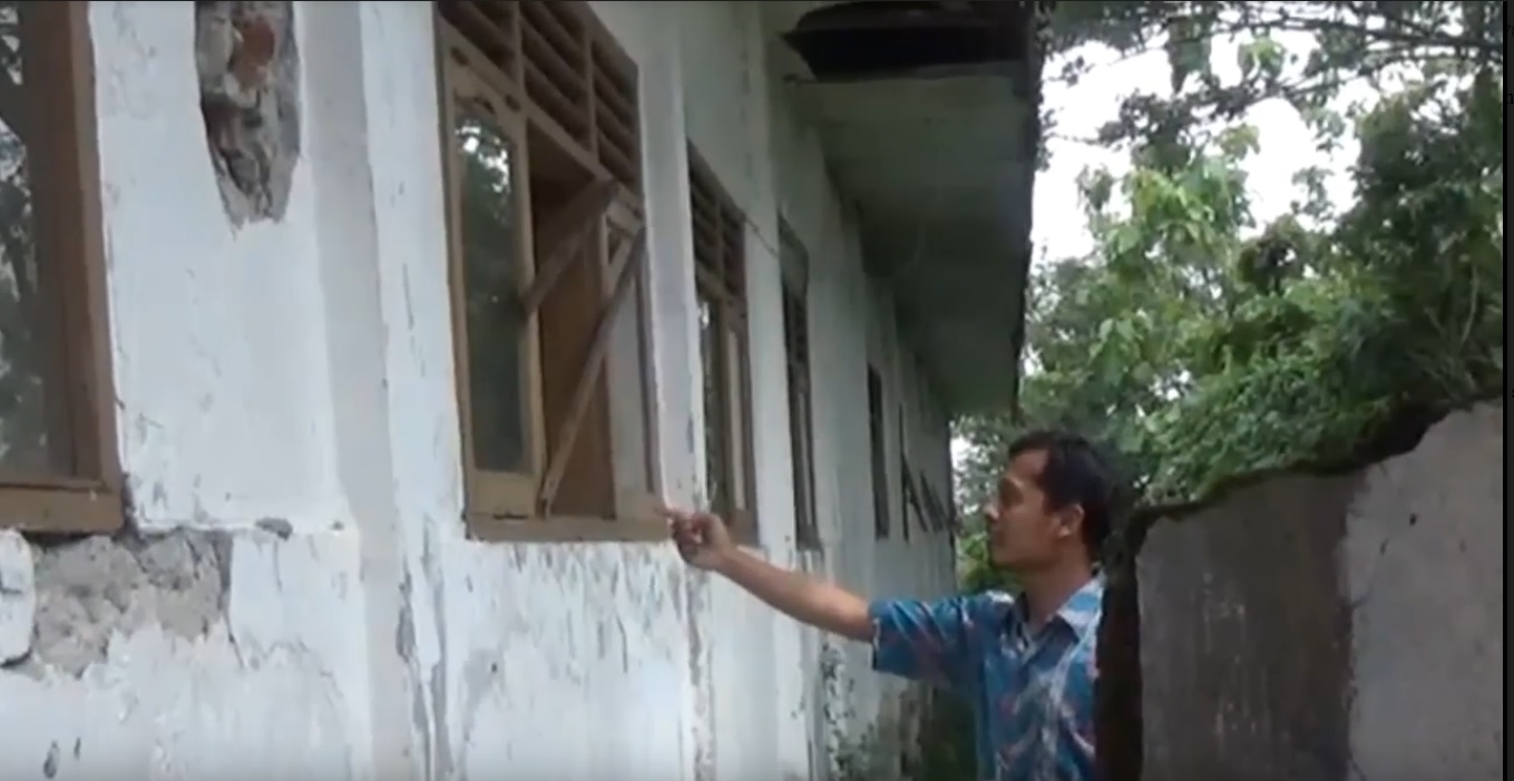 Salah satu guru menujukkan jalan masuk pencuri di SDN 1 Tebel, Jombang (Foto / Metro TV)