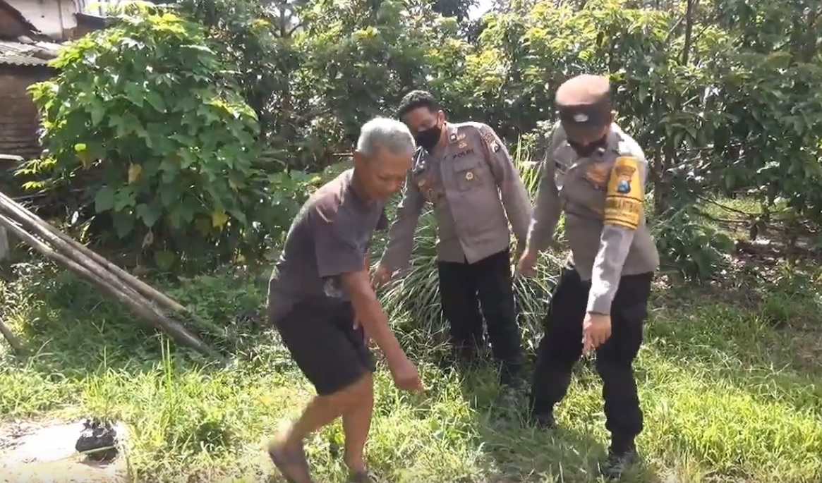 Polisi menunjukkan lokasi penemuan bayi di Malang (Foto / Metro TV)