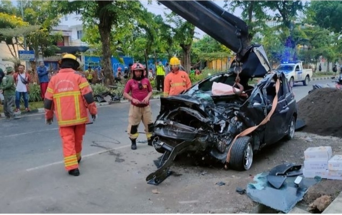 Honda Jazz Tabrak Pohon di Surabaya, 1 Tewas