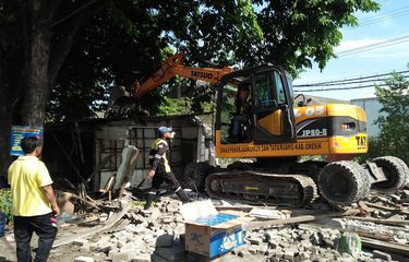 Proses pembongkaran kios di jalan Manyar, Gresik (Foto / Istimewa)