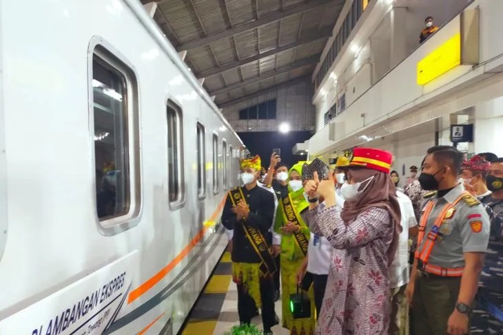 Bupati Banyuwangi Ipuk Fiestiandani memberangkatkan KA Blambangan Ekspres secara perdana di Stasiun Ketapang, Banyuwangi, Jumat (2/12/2022) malam. ANTARA/HO-Humas KAI Daop 9 Jember