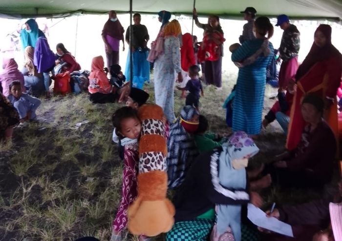 Cuaca Gelap, Warga Semeru Mengungsi di Lapangan Candipuro