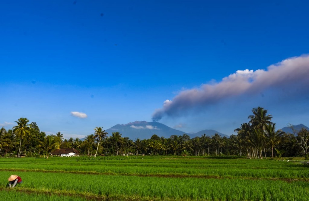 Gunung Raung terpantau dari jauh. (Foto: Dok: Humas Pemkab Banyuwangi)