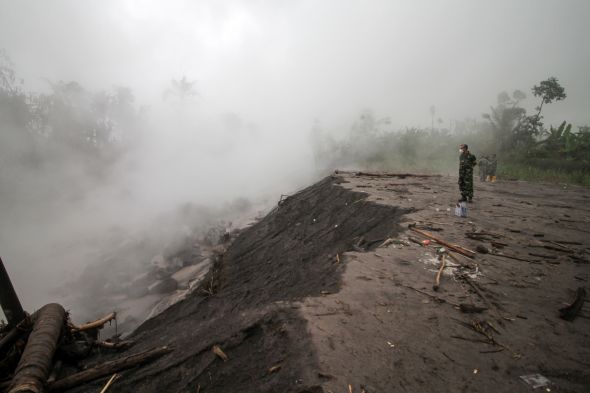 Jalur aliran lahar dan Awan Panas Guguran (APG) Gunung Semeru di Dusun Kajar Kuning, Desa Sumberwuluh, Lumajang, Jawa Timur, Senin (5/12/2022)/antara