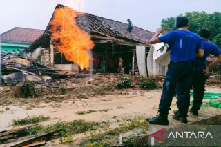 Semburan api di lokasi sumur bos di Desa Gunung Eleh, Kabupaten Sampang, Madura, Jawa Timur. (FOTO ANTARA/HO-BPBD Sampang)