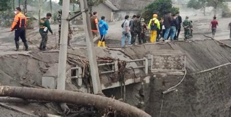 Kondisi jembatan Gladak Perak yang ambrol akibar abu vulkanik Semeru/ist