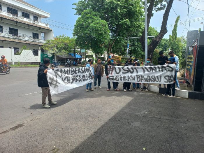 Aksi unjuk rasa mahasiswa di depan Kantor Kejari Surabaya/MI