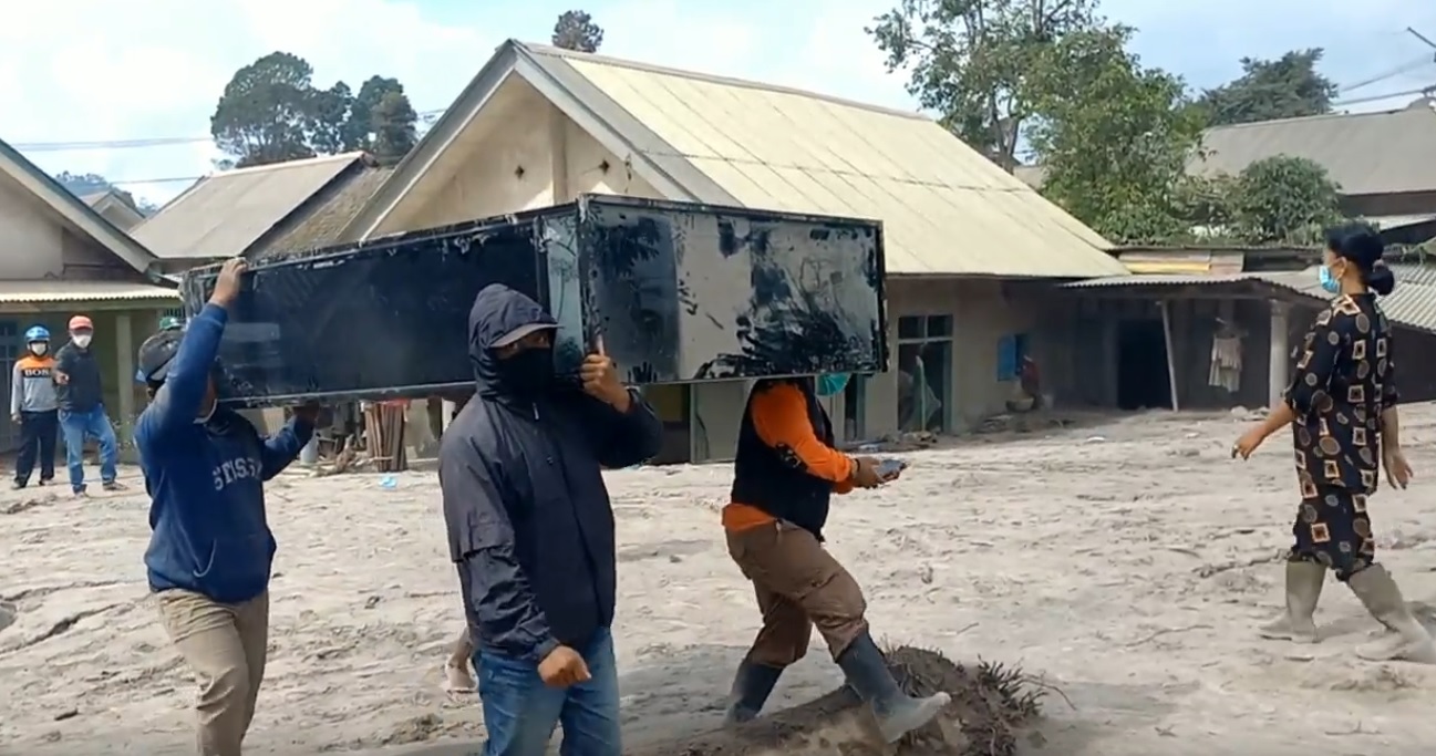 Pengungsi Semeru mengevakuasi barang-barang berharga yang masih digunakan (Foto / Metro TV)