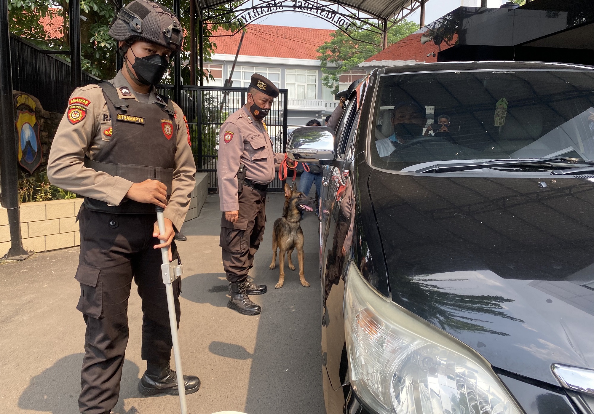 Polrestabes Surabaya perketat kemanan dengan cara melibatkan K-9 dan pengecekan metal detector (Foto / Metro TV)