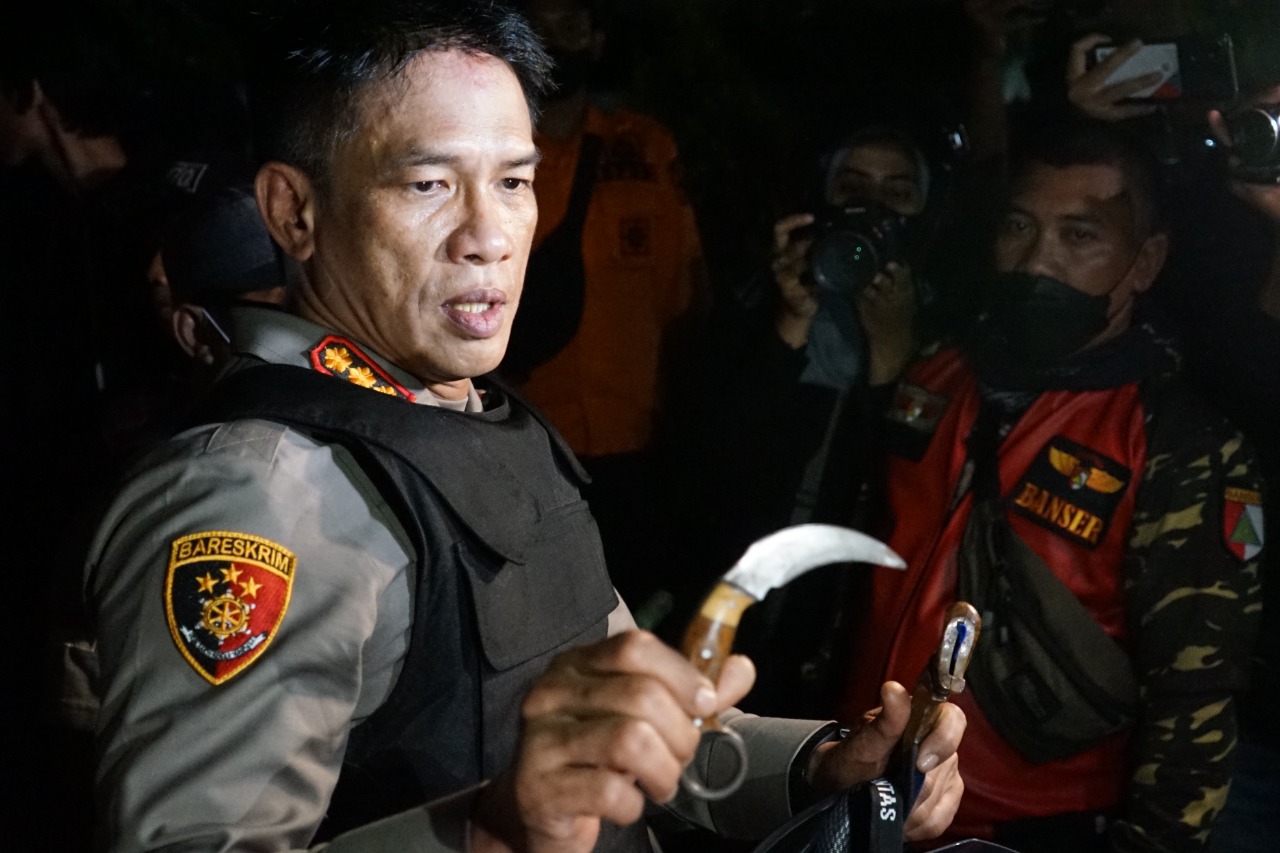 Kapolrestabes Surabaya Kombes Pol Akhamad Yusep Gunawan saat menemukan pisau yang dibawa seorang remaja (Foto / Metro TV)