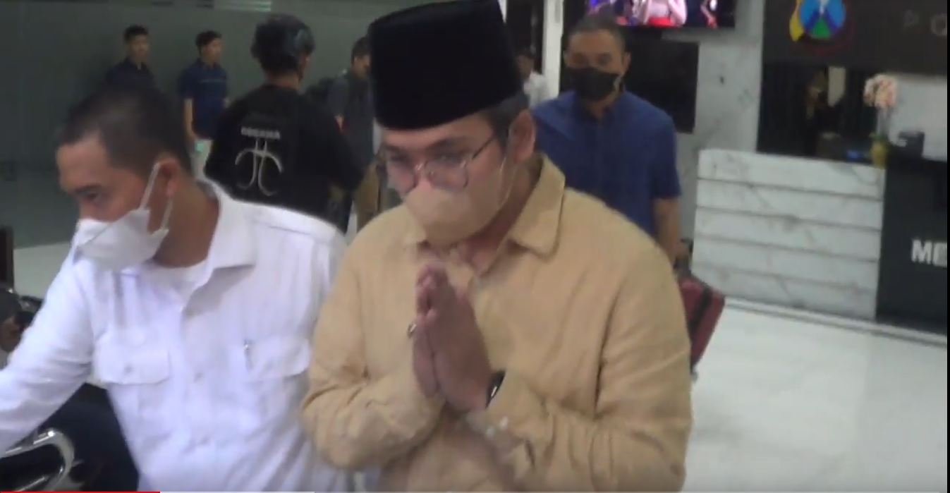 Bupati Bangkalan, Abdul Latif Amin Imron dibawa ke Jakarta usai menjalani pemeriksaan di Ditreskrimsus Polda Jatim (Foto / Metro TV)