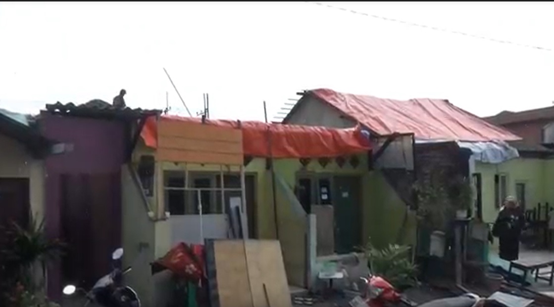 Angin puting beliung merusak rumah warga di kawasan Bungurasih, Sidoarjo/metrotv