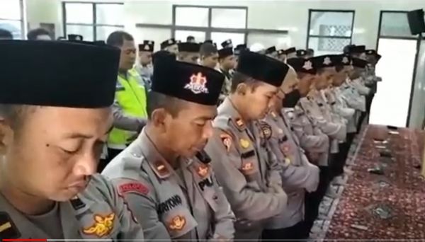 Polisi Pasuruan Gelar Sholat Ghoib untuk Korban Bom Bunuh Diri Polsek Astana Anyar