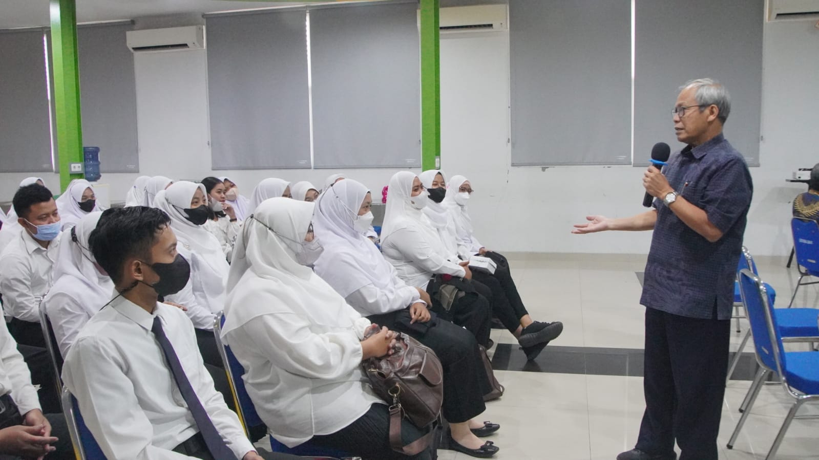 Ketua Bidang Pendidikan Rumah Sakit Islam Surabaya (Yarsis), Prof. Muchlas Samani saat memberikan kuliah umum unusa (Foto / Hum) 