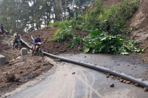 Kondisi jalan antarkecamatan yang penuh lumpur dan material tanah bercampur batu pascakejadian longsor pada Selasa (6/12) sore. (ANTARA/HO - foto warga)