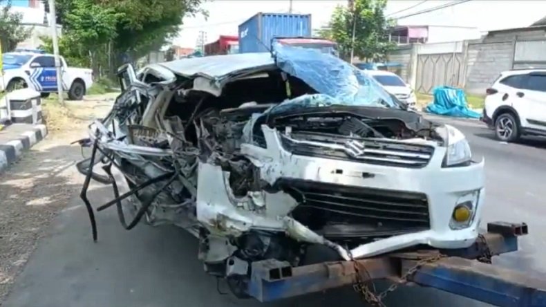 Kondisi Ertiga hancur usai adu banteng dengan truk (Foto / Metro TV)