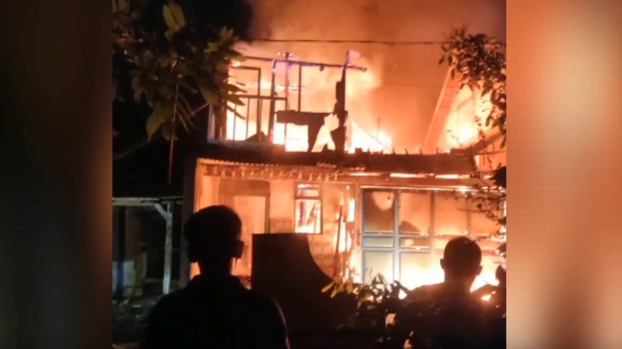 Api membakar rumah dan toko kelontong di Jombang (Foto / Metro TV)