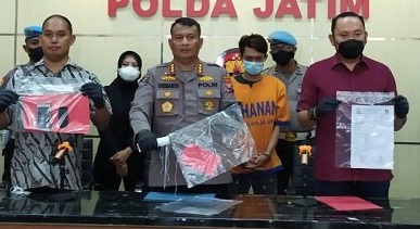 Kasubdit III Jatanras Ditreskrimum Polda, Jawa Timur AKBP Lintar Mahardono menunjukkan barang bukti kasus pembunuhan istri siri Lumajang (Foto / Metro Tv)