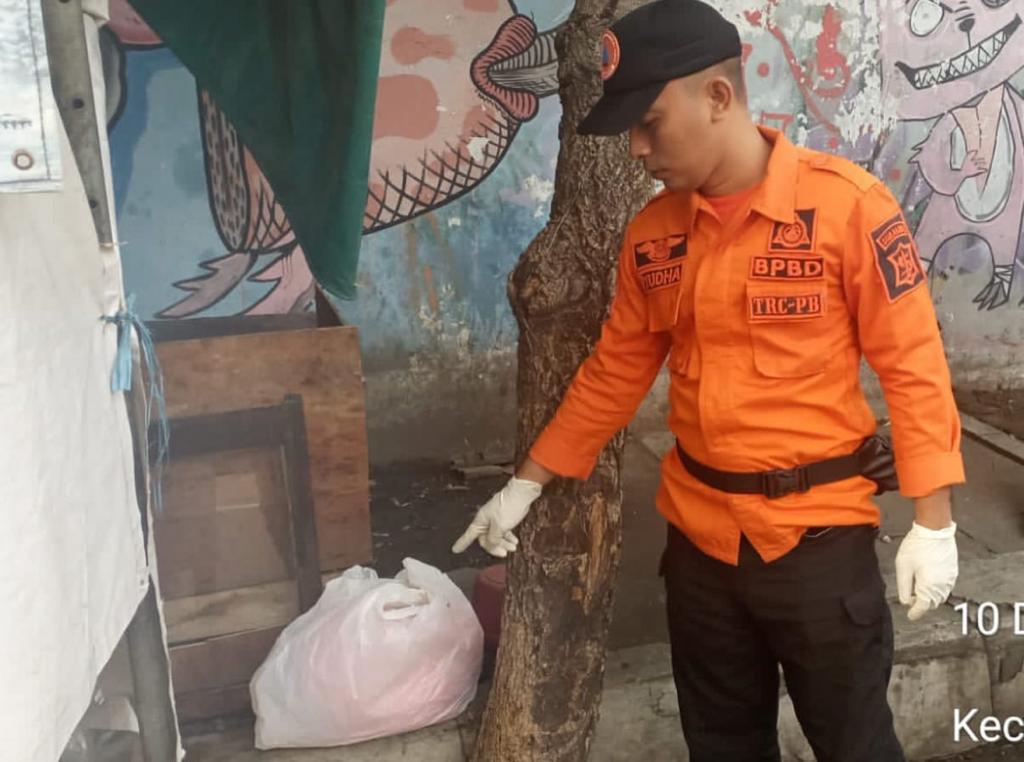 Mayat bayi laki-laki ditemukan di depan warung di Jalan Menanggal, Surabaya (Foto / Istimewa)