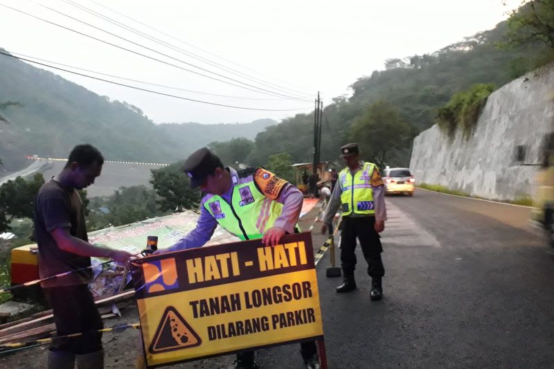 Petugas memasang rambu di Jalan nasional Trenggalek-Ponorogo/medcom.id 