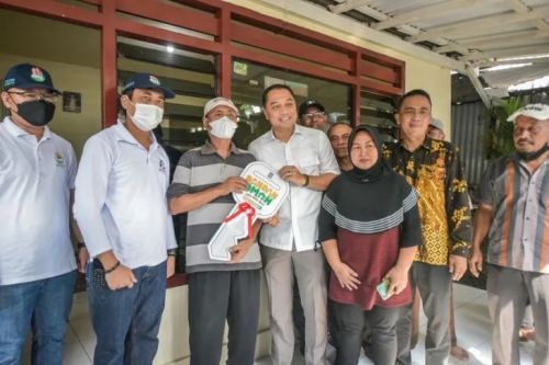 ali Kota Surabaya Eri Cahyadi kembali menyerahkan kunci rumah kepada para penerima manfaat program Dandan Omah atau Rumah Tidak Layak Huni (Rutilahu) di empat lokasi hunian Kota Surabaya, Jatim, Jumat (10/12/2022). (FOTO ANTARA/HO-Diskominfo Surabaya)