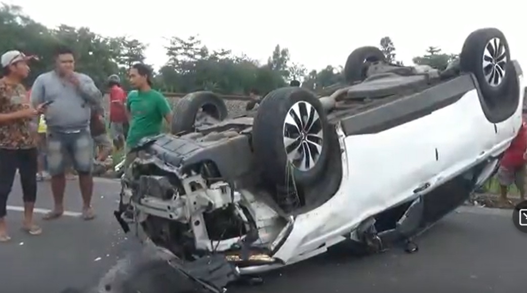 Mobil Terbalik Tabrak Motor, Satu Tewas!