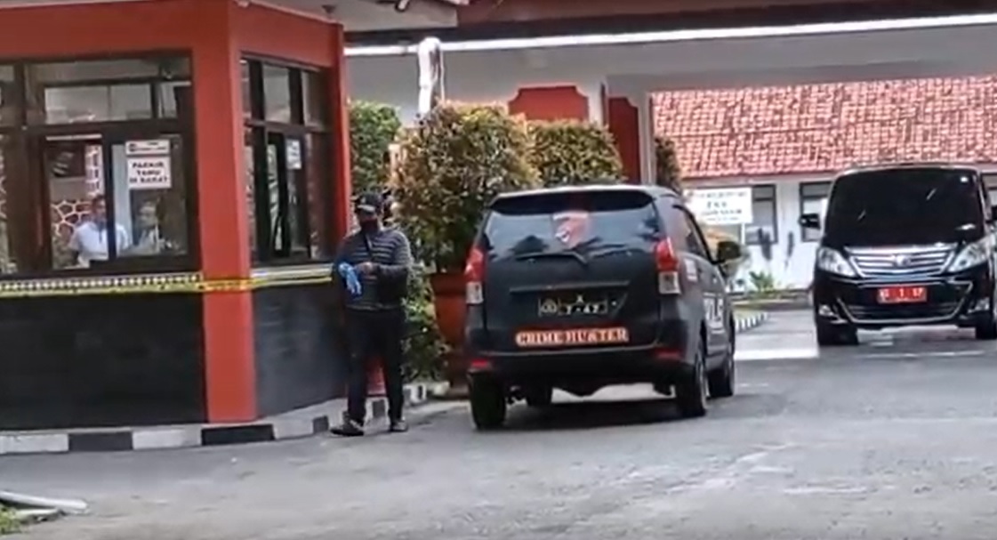 Petugas kepolisian melakukan olah TKP di Rumah Dinas Wali Kota Blitar/metrotv