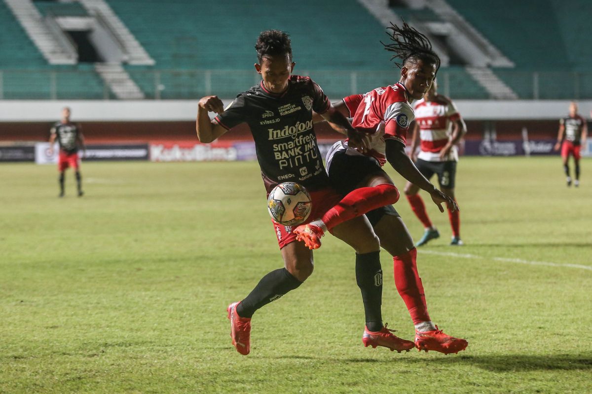 Duel Bali United vs Madura United/lib