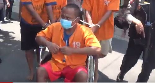 Heri Gianto digelandang mengunakan kursi roda ke Mapolres Ngawi/metrotv