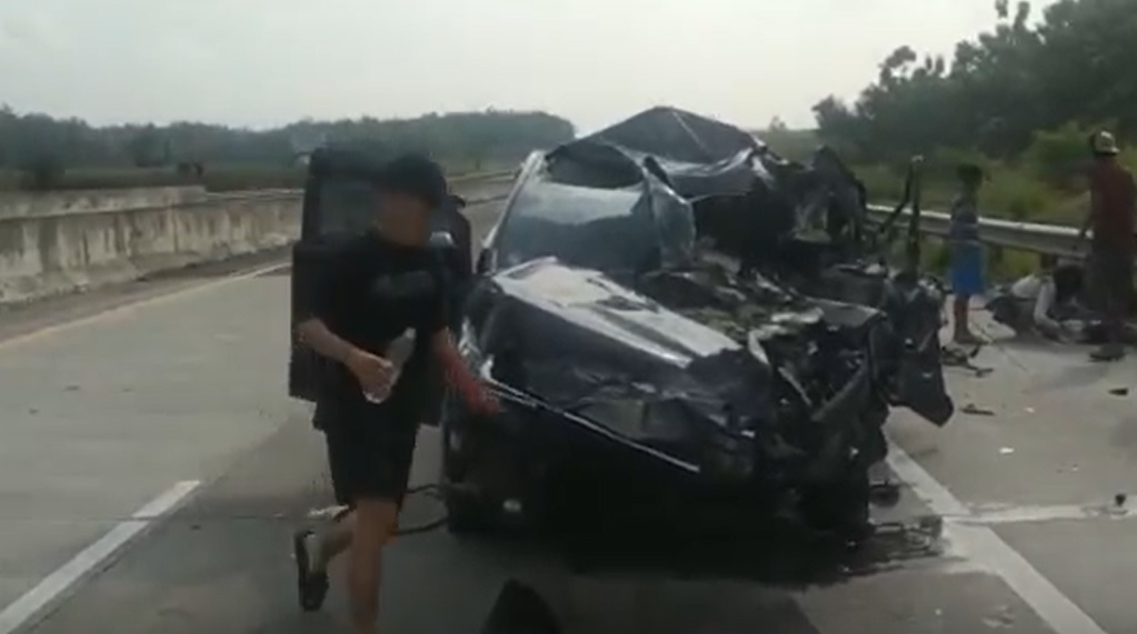 Mobil Disopiri Remaja 17 Tahun Tabrak Truk Tronton di Tol Ngawi, 1 Penumpang Tewas!