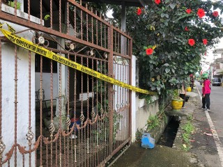 Lokasi penemuan mayat bersimbah darah di dalam rumah di Jalan Manyar, RT16/RW08, Kelurahan Sukun, Kecamatan Sukun, Kota Malang, Jawa Timur, Jumat 25 November 2022 (Foto / Medcom.id)