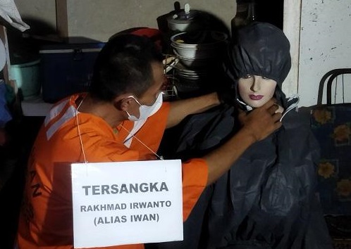 Detik-detik Iwan mencekik korban hingga tewas (Foto / Istimewa)