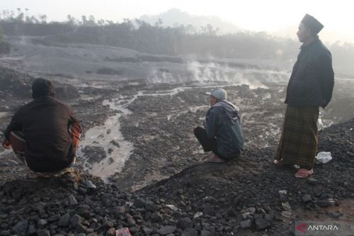  Sejumlah warga melihat jalur aliran lahar dan Awan Panas Guguran (APG) Gunung Semeru di kawasan Besuk Koboan, Pronojiwo, Lumajang, Jawa Timur, Senin (5/12/2022). ANTARA FOTO/Ari Bowo Sucipto