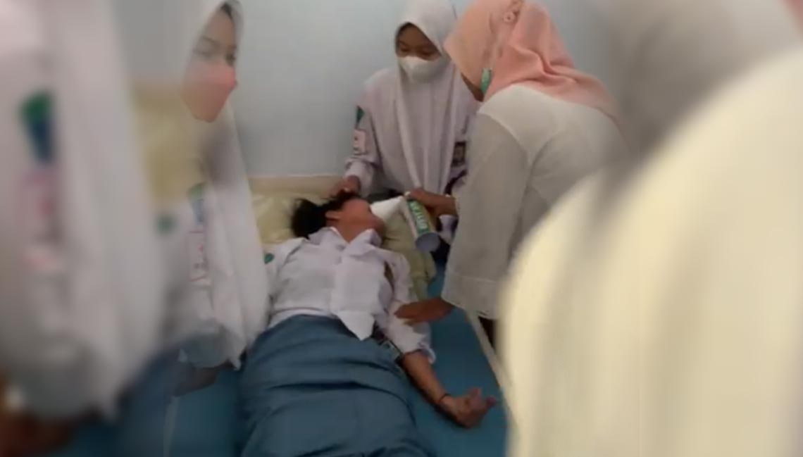 Tangkapan layar salah satu siswa SMAN 3 Jombang saat menjalani perawatan di UKS (Foto / Istimewa)