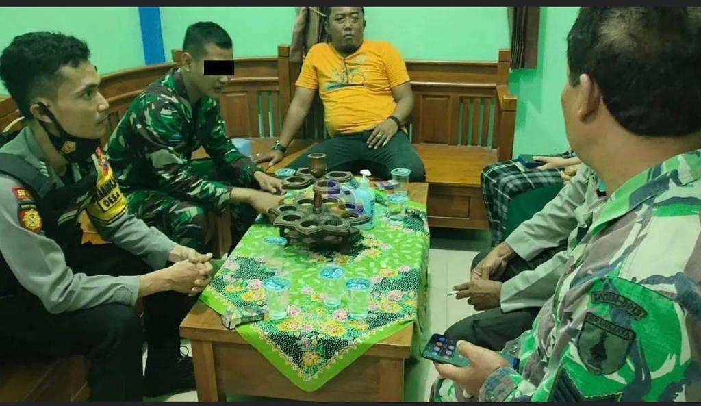  Anggota TNI gadungan berinisial FH (dua dari kiri), warga Kecamatan Kriyan Kabupaten Sidoarjo diamankan warga Bojonegoro (Foto / Istimewa)