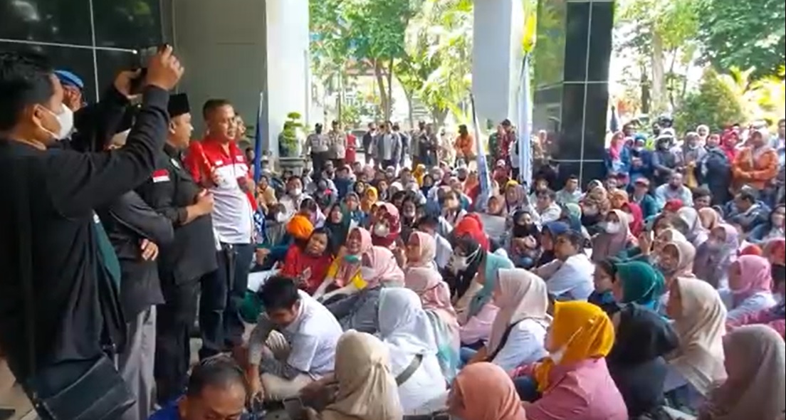 Aksi buruh mendatangi DPRD Kabupaten Pasuruan/metrotv