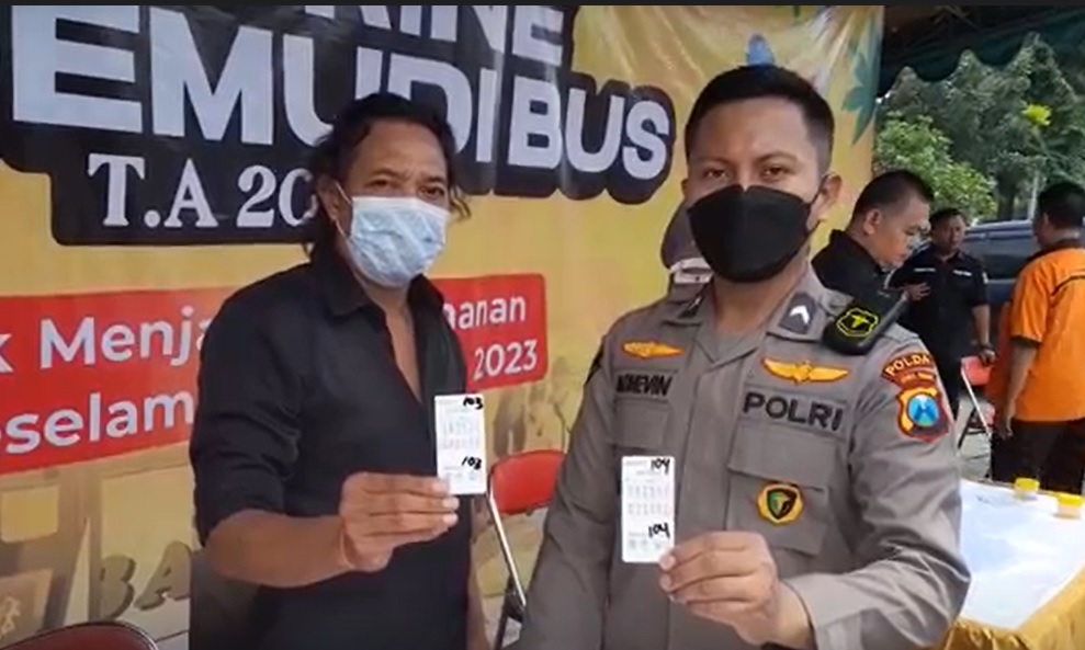 Tes urine bagi pengemudi bus di Terminal Purabaya, Surabaya/metrotv