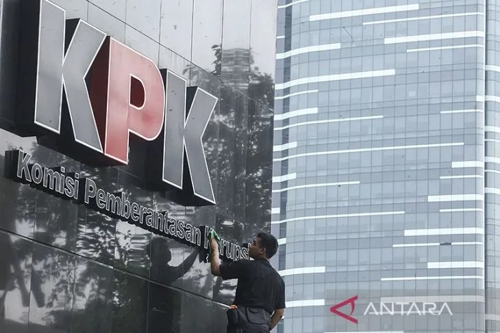 Ilustrasi - Pekerja membersihkan logo Komisi Pemberantasan Korupsi di gedung KPK, Jakarta. ANTARA FOTO/Muhammad Adimaja/AMA/aa. (ANTARA FOTO/MUHAMMAD ADIMAJA)