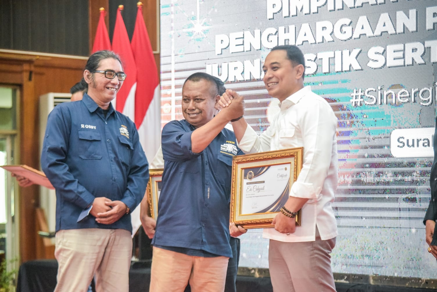  Wali Kota Surabaya Eri Cahyadi saat memperoleh penghargaan POTAS Award 2022 sebagai tokoh penggerak reformasi birokrasi (Foto / Itong/ Metro TV)