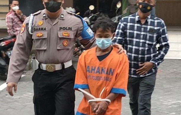 Tersangka Suyitno saat digelandang polisi (Foto / Metro TV)