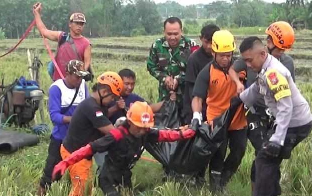 Mayat Sugianto dievakuasi dari dalam sumur (Foto / Istimewa)