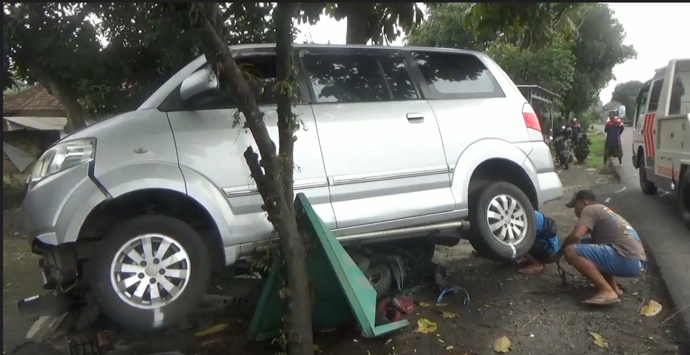 Kondisi minibus usai menabrak pemotor emak-emak di Jombang (Foto / Metro TV)