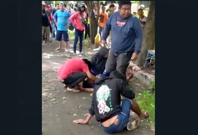 Detik-detik pembacokan dua warga di Probolinggo terekam video amatir warga (Foto / Metro TV)