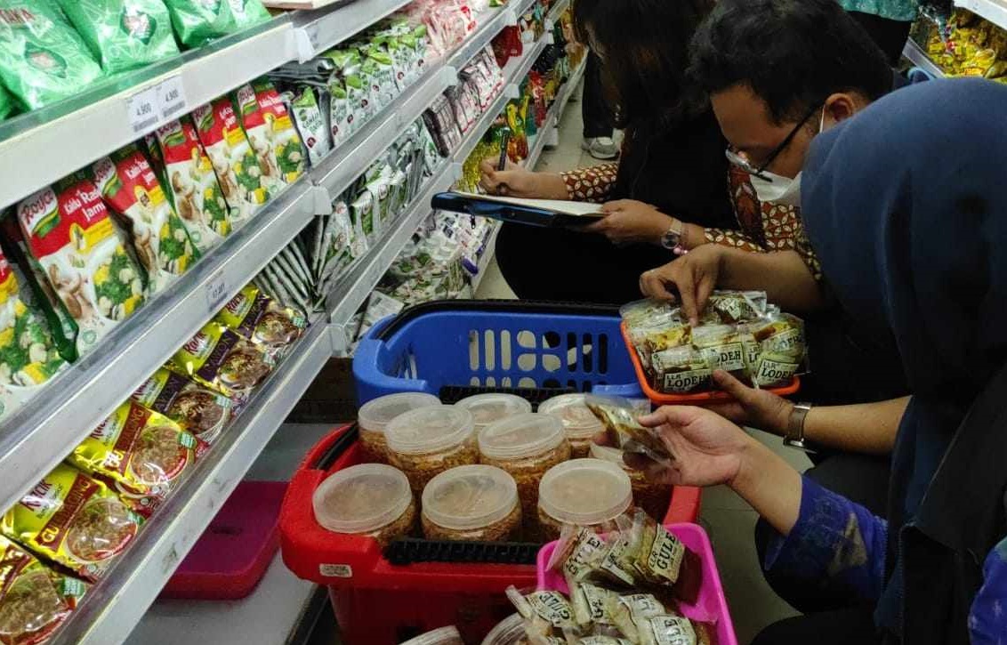 Petugas gabungan Loka POM Kediri mengecek satu persatu mamin yang ada di minimarket (Foto / Istimewa)